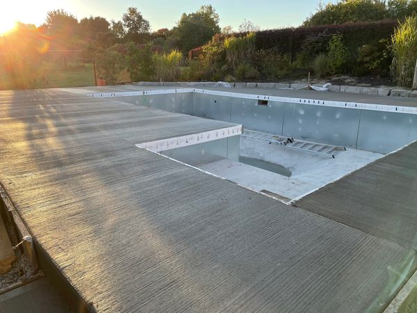 London Contracting swimming pool, concrete and landscaping.