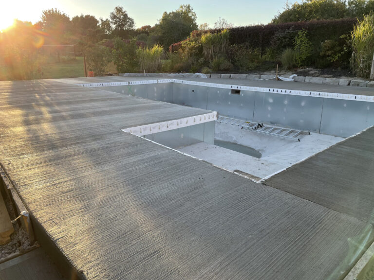 London Contracting swimming pool, concrete and landscaping.